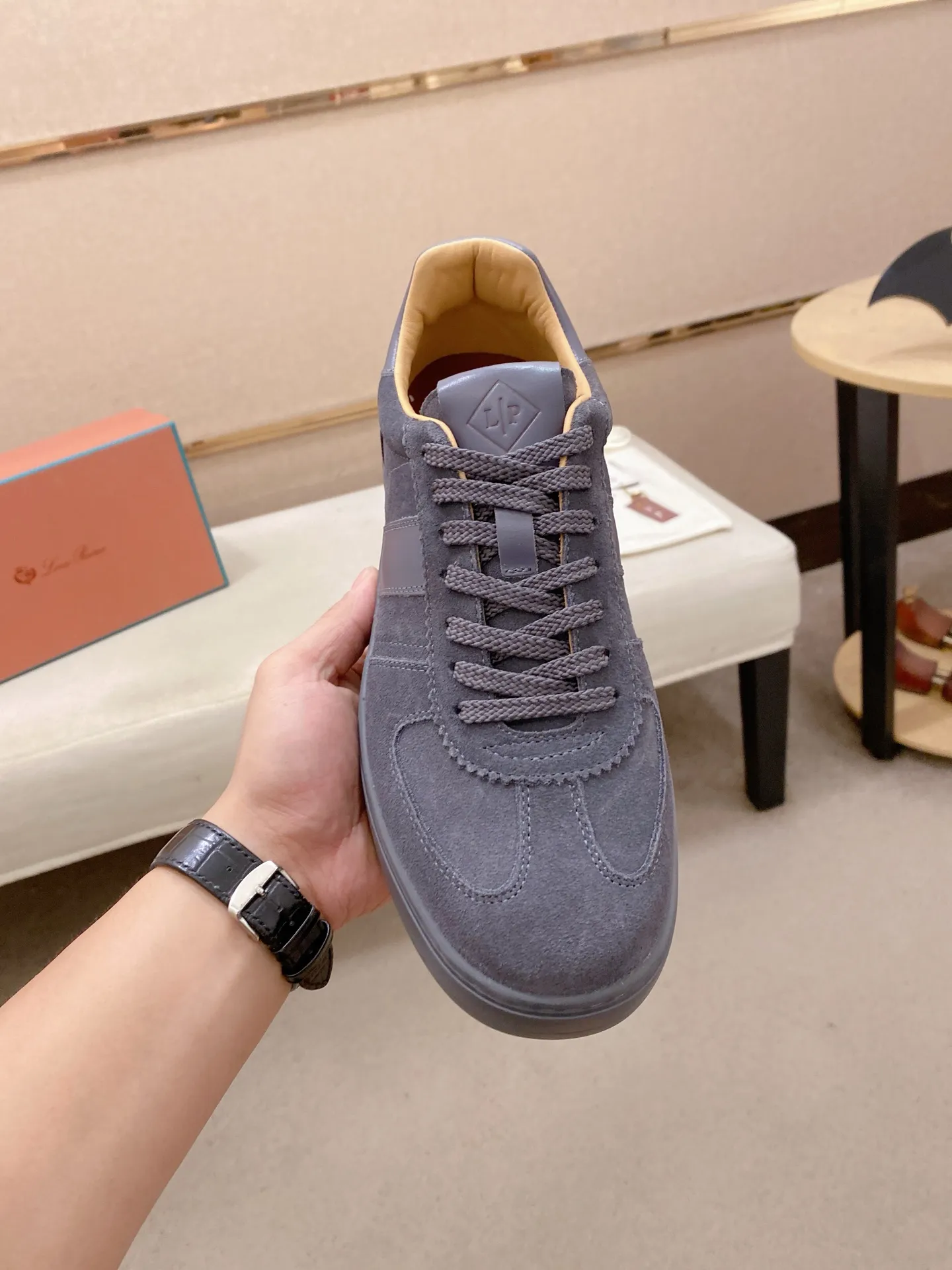 Men's shoes💰: 580💰🔥𝐥𝐨𝐫𝐨 𝐏𝐢𝐚𝐧𝐚 lp classic loafers, an Italian treasure brand, the only brand that can match Hermès! Only after wearing it do we realize that we can’t live up to our feet. The upper is made of imported first-layer cowhide with breathable fly-knit fabric, water-dyed cowhide foot pads, and the official original glass rubber outsole and pendant. Exclusive original packaging (tag ➕ brand paper ➕ outer box ➕ hand bag) code number: 38-44. Can be customized 45-46